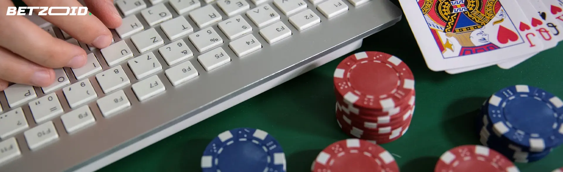 Karty a čipy na klávesnici.