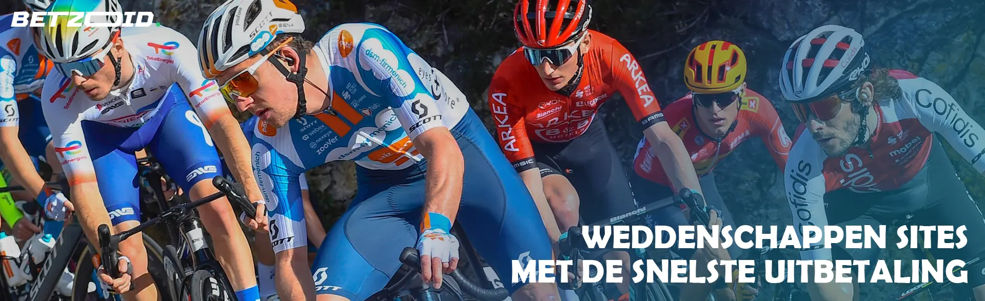 Wielrenners fietsen tijdens een race.