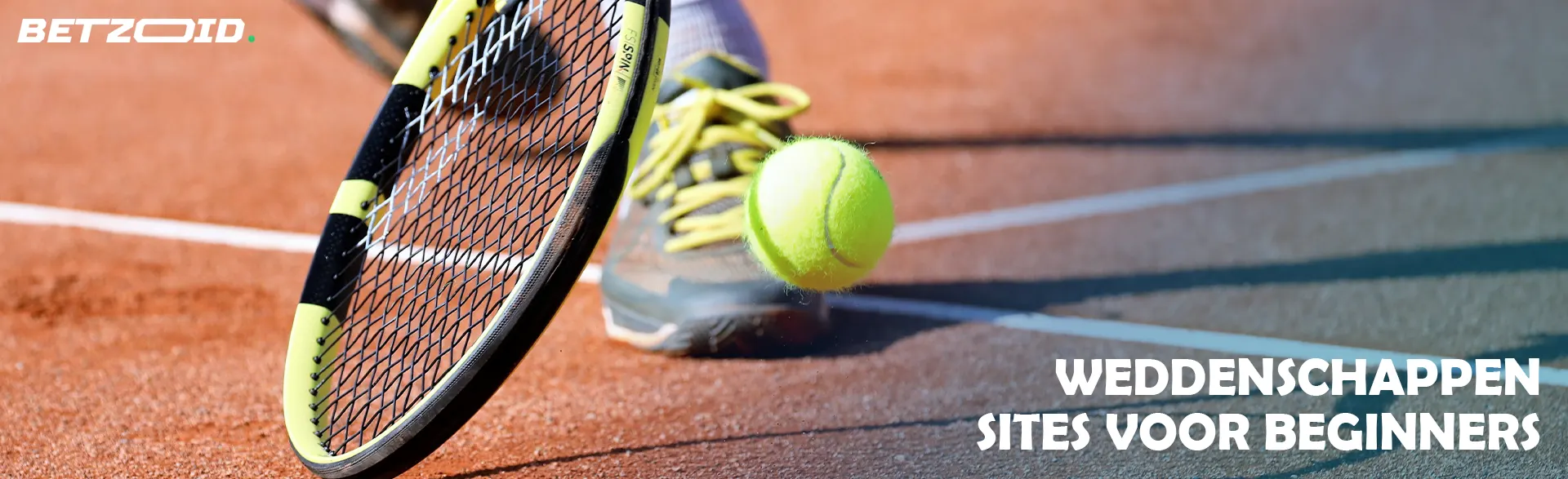 Een tennisser probeert de bal met een tennisracket te slaan.