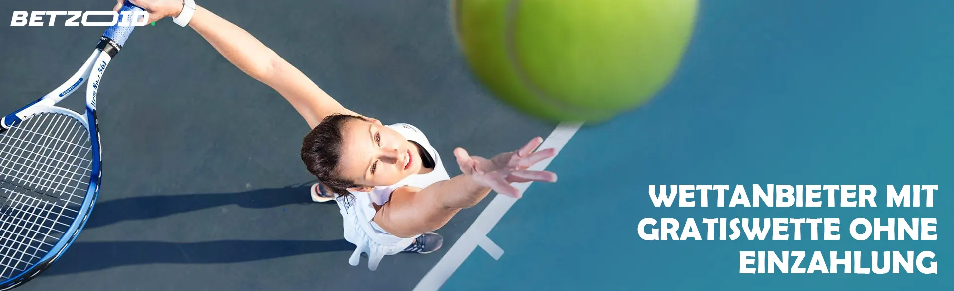 Eine Tennisspielerin versucht, den Ball zu schlagen.
