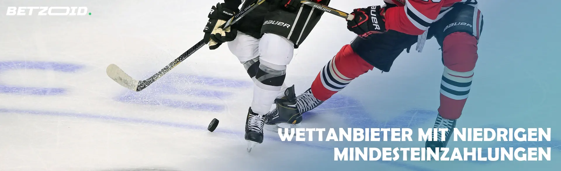 Hockeyspieler kämpfen auf dem Eis um den Puck.