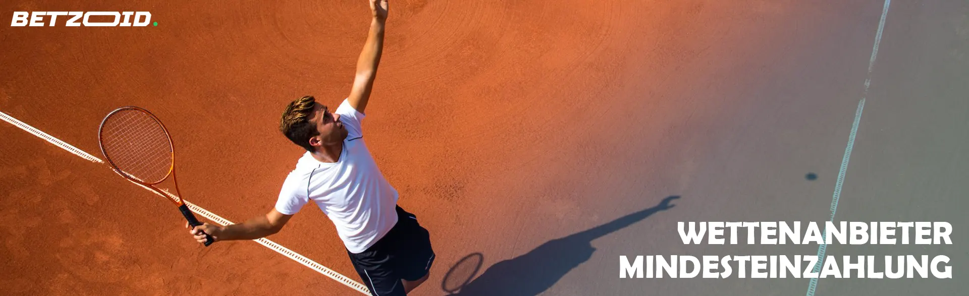 Ein Tennisspieler versucht, den Ball zu schlagen.