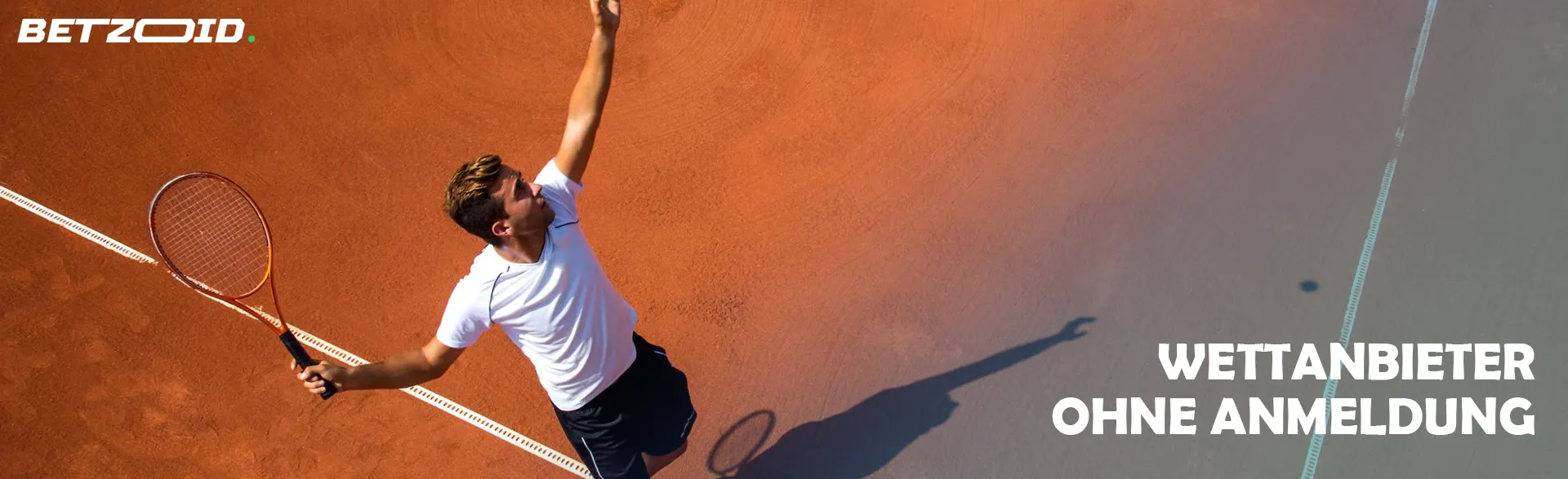 Ein männlicher Tennisspieler versucht, den Ball zu schlagen.