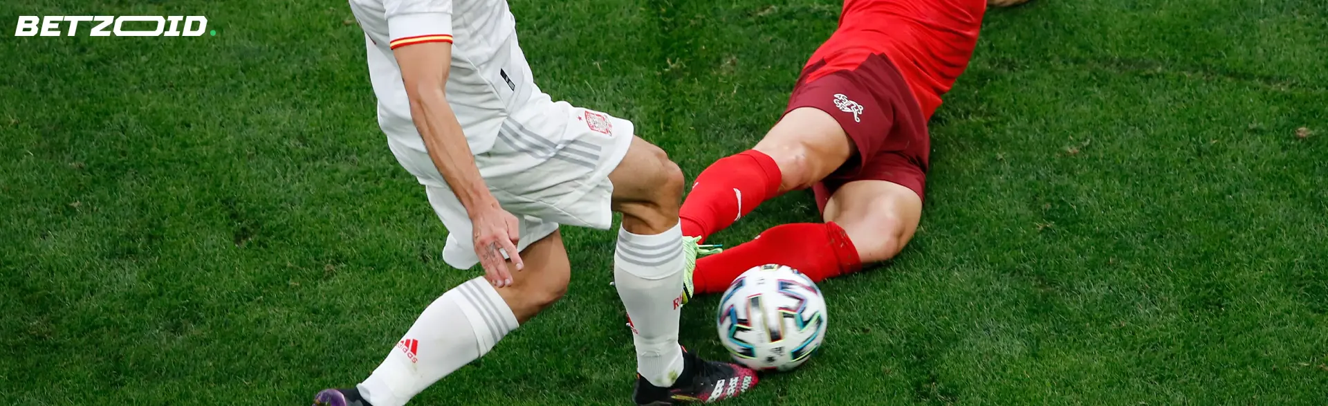 Fußballspieler kämpfen während eines Spiels um den Ball.