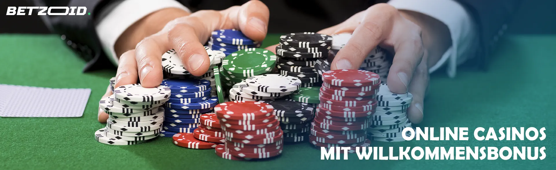 Ein Spieler hält Chips auf einem Casinotisch.