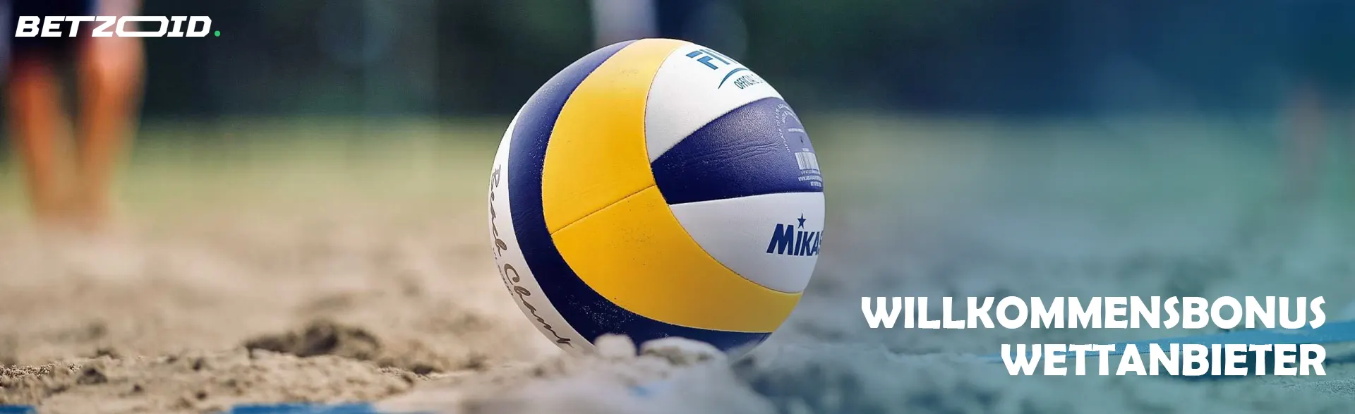 Ein Baseball liegt im Sand.