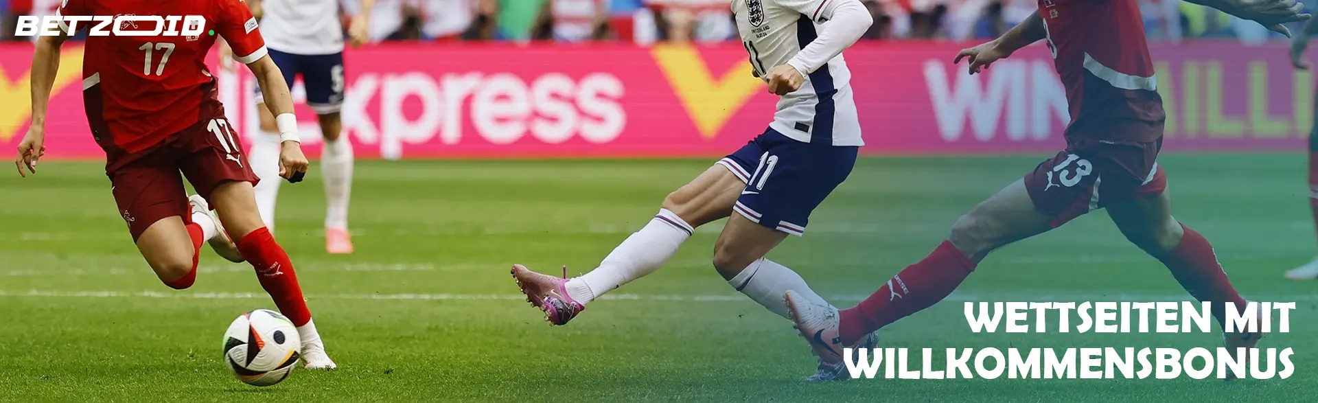 Fußballspieler kämpfen während eines Spiels um den Ball.