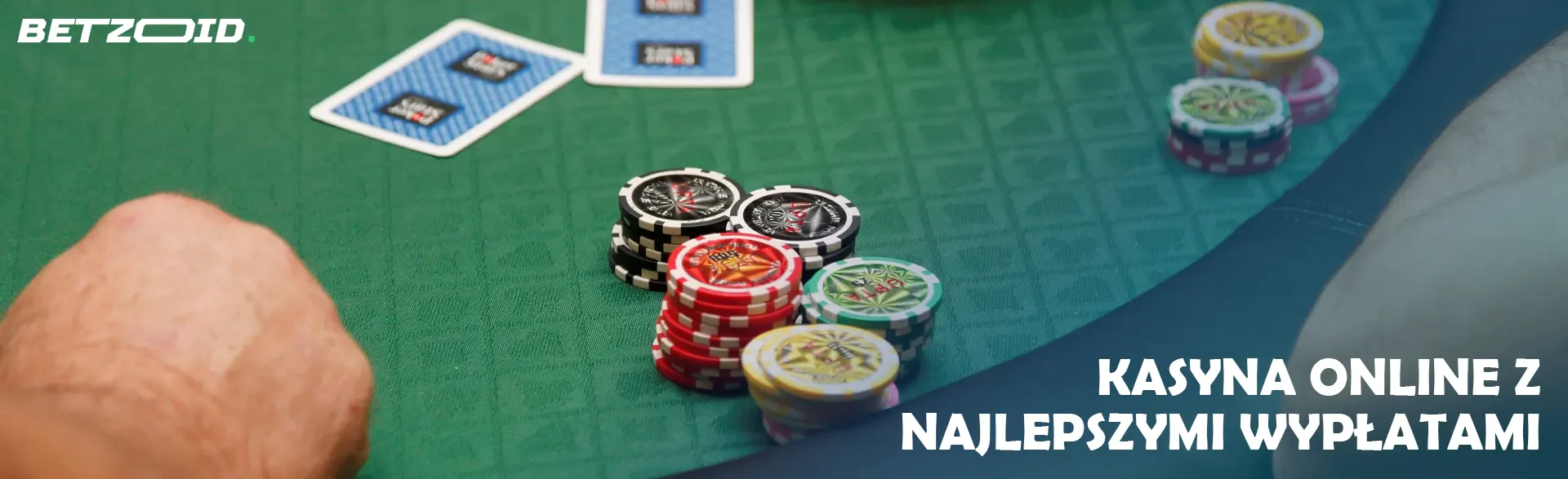 Karty i żetony na stole w kasynie.