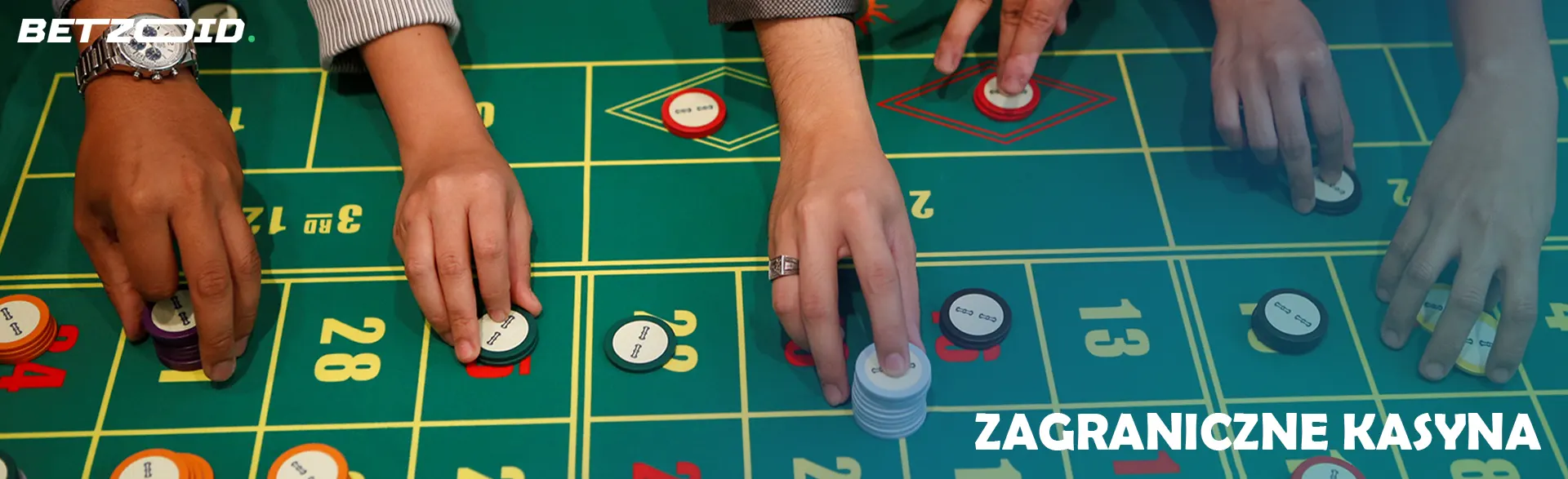 Gracze obstawiają zakłady na stole w kasynie.