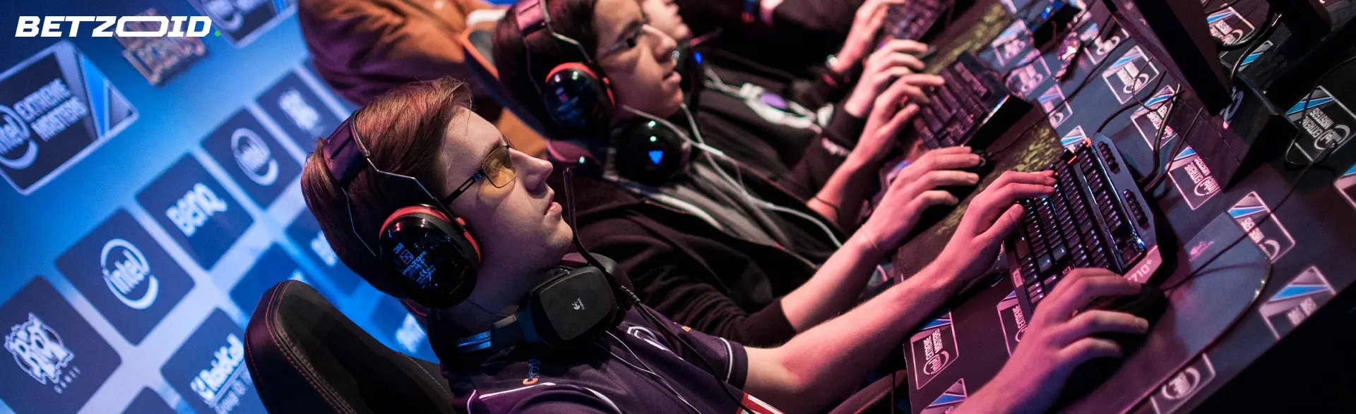 Kibersportolók a számítógépnél.