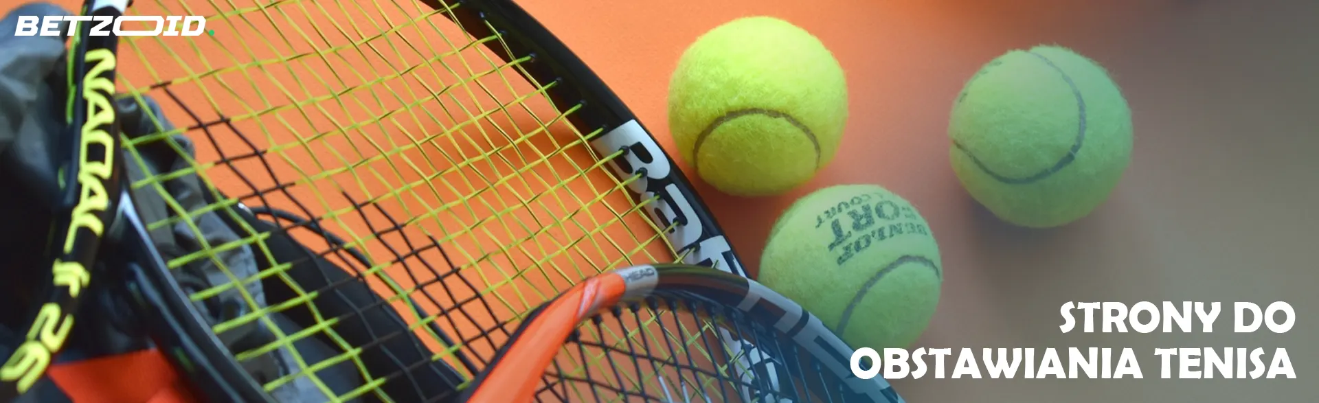 Piłki tenisowe obok rakiet.