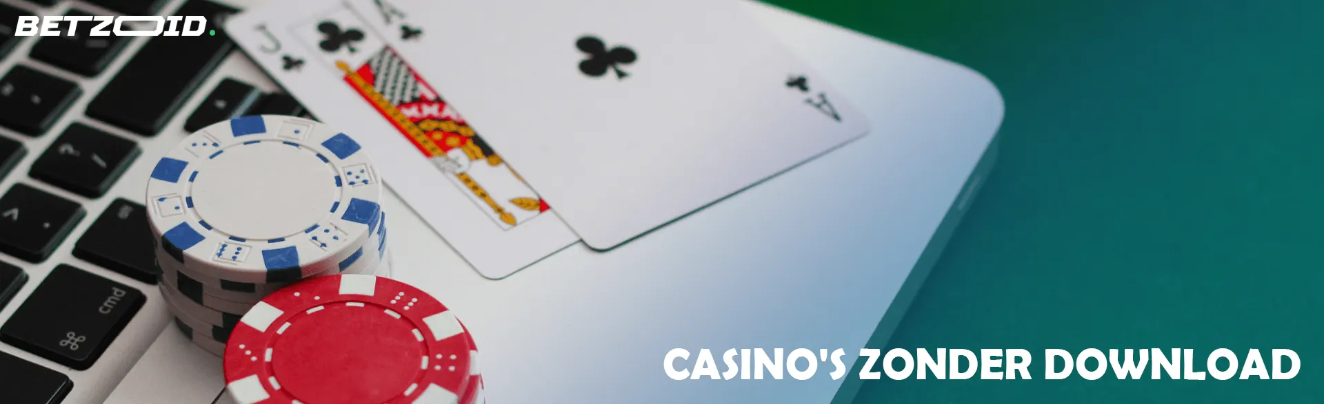 Kaarten en fiches op een casinotafel.